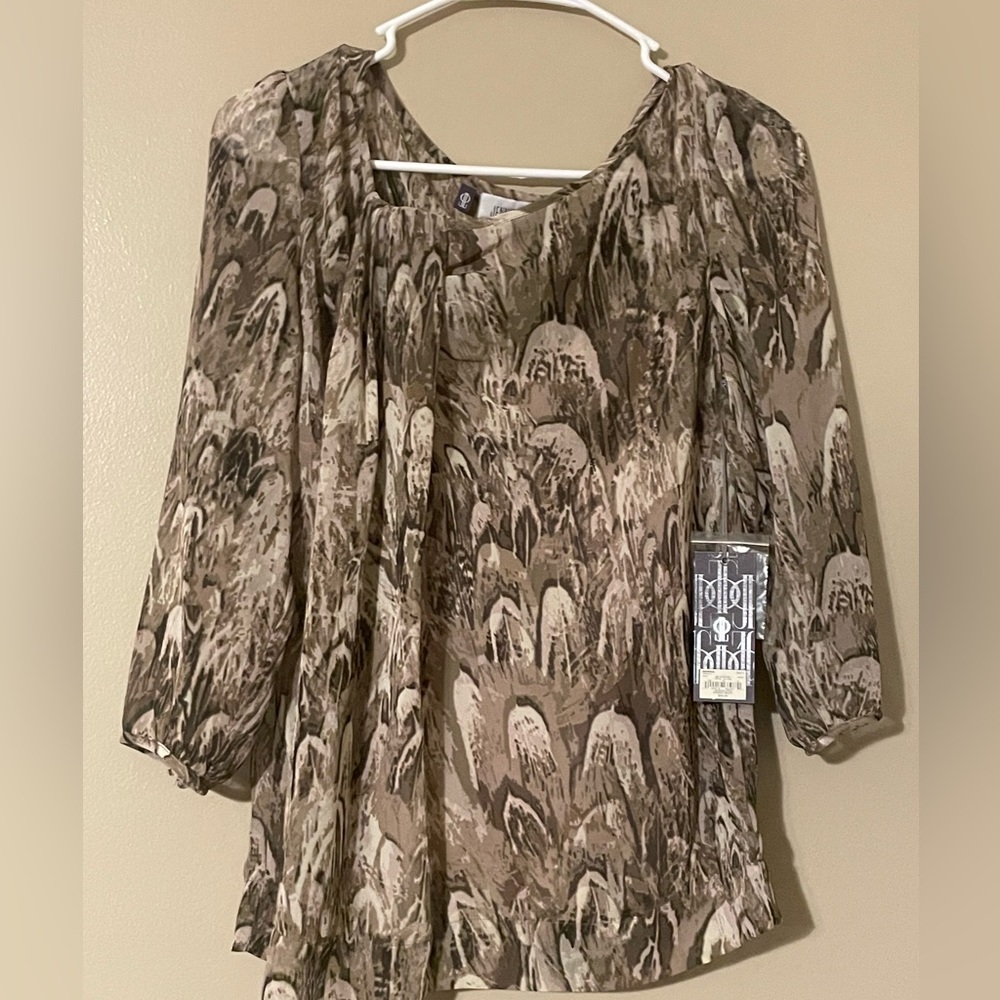 NWT Jennifer Lopez chiffon feather print top